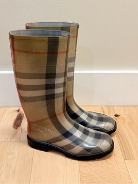 Burberry Women’s Nova Check Rubber Rain Boots